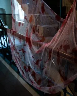 Blutiges Lumpen Tuch & Dekonetz 250x200cm -Günstiger Karneval Universum Shop blutiges dekonetz halloween und horror freaky fabric deko gaze netz halloween und horror deko 51926