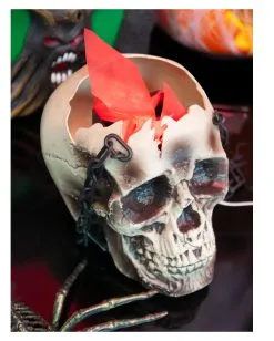 Totenkopf LED Flammenschale -Günstiger Karneval Universum Shop brennende totenschaedel laterne schaedellaterne mit licht und bewegungseffekt skull with flame 37865 03