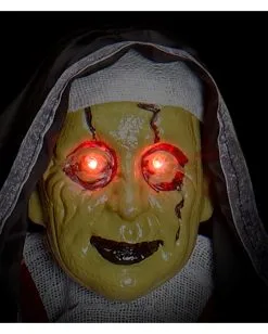 Untote Nonne Mit Blinkenden Augen 137cm -Günstiger Karneval Universum Shop zombie nonne mit blinkenden augen zombie nun with blinking eyes halloween haengefigur halloween deko 51742 03